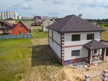 Çatı için küçük fayanslar. Bituminous 'un çatısına sahip bir ev