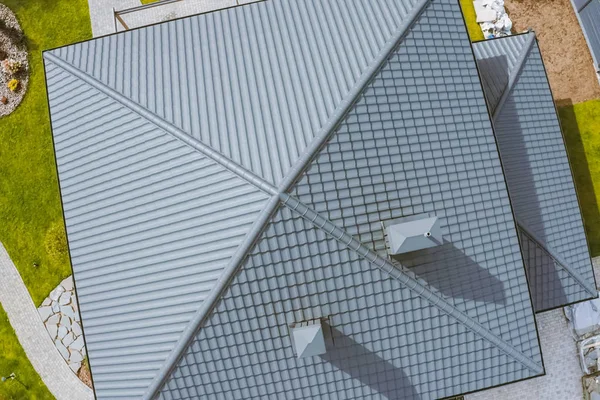 Hus med grått metalltak. Korrugerad metall tak och metall ro — Stockfoto