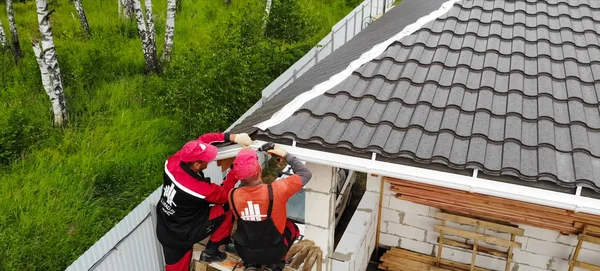 Robotnik wykonuje instalacj? dachu domu. Instalacja — Zdjęcie stockowe