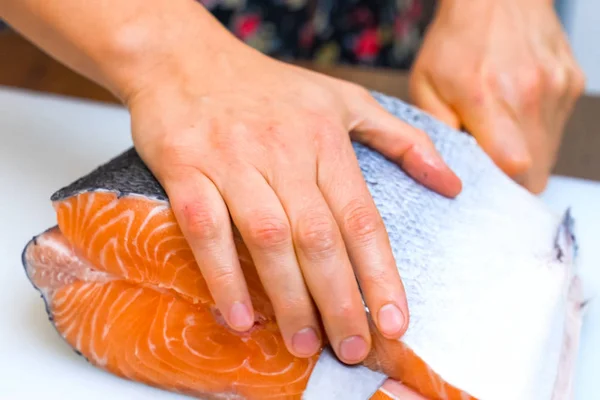 Salmão carniceiro, pedaço de salmão carne de peixe vermelho . — Fotografia de Stock