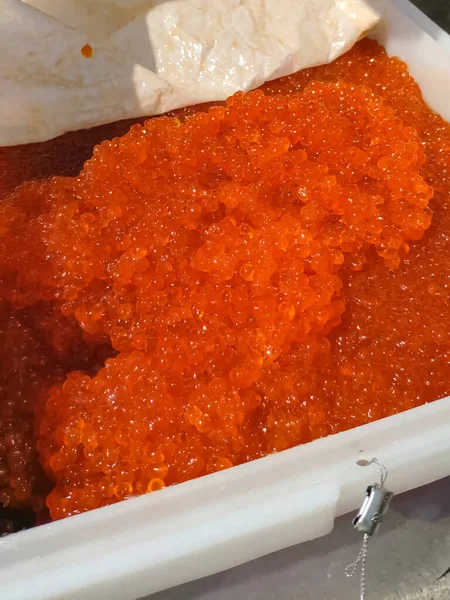 Färsk röd kaviar i öppen behållare. — Stockfoto