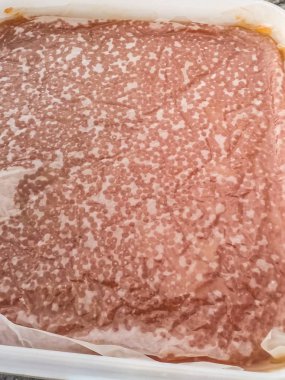 Plastik kabın içinde kırmızı havyar. Somon havyarı, diyet yemek..