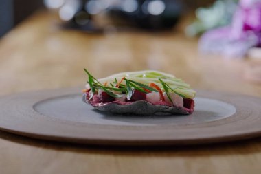 Salata tabakta. Pancar, balık fileto ve soğan..