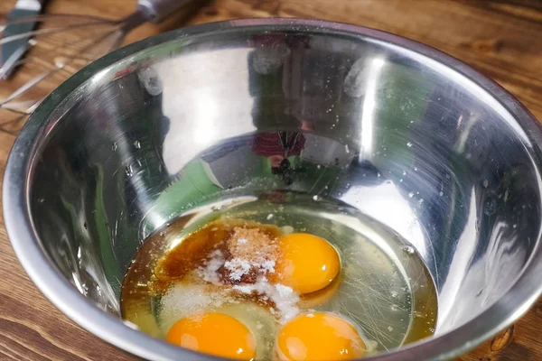 ไข่ดิบในถ้วยโลหะ ตีไข่ . — ภาพถ่ายสต็อก