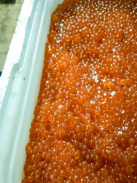 Caviar rojo en un recipiente de plástico. Caviar de salmón, comida dietética . — Foto de Stock