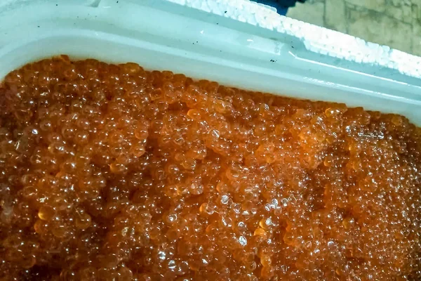 Caviar vermelho em recipiente de plástico. Caviar de salmão, dieta alimentar . — Fotografia de Stock