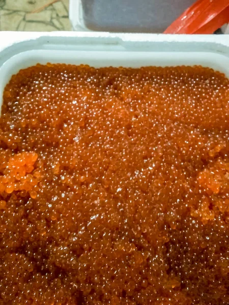 塑料容器中的红色鱼子酱。 鲑鱼鱼子酱，膳食食品. — 图库照片