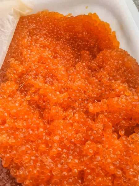 Caviar rojo en un recipiente de plástico. Caviar de salmón, comida dietética . —  Fotos de Stock