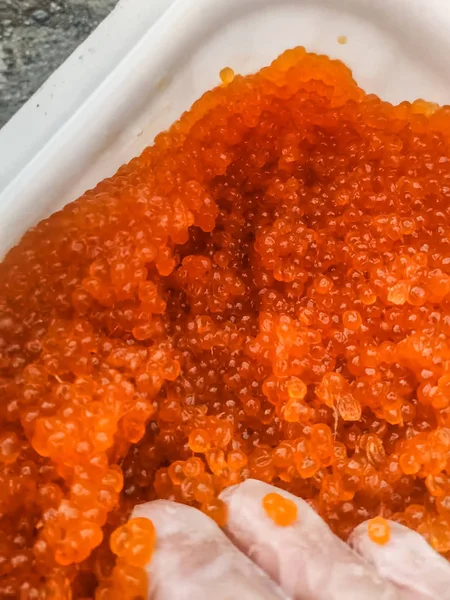 Caviar rojo en un recipiente de plástico. Caviar de salmón, comida dietética . —  Fotos de Stock