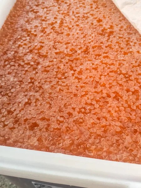 Caviar vermelho em recipiente de plástico. Caviar de salmão, dieta alimentar . — Fotografia de Stock