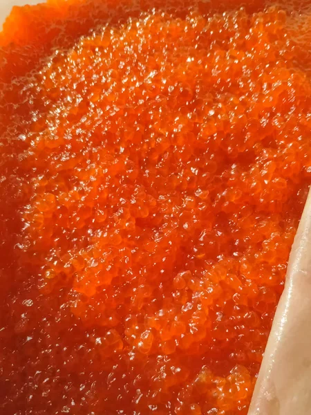 Caviar vermelho em recipiente de plástico. Caviar de salmão, dieta alimentar . — Fotografia de Stock