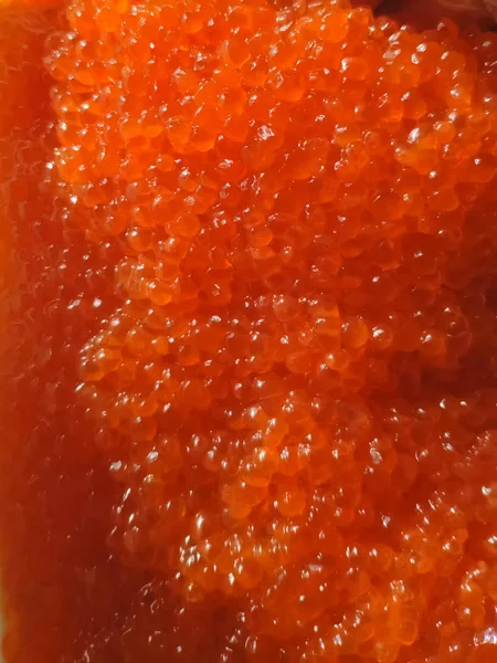 Caviar vermelho em recipiente de plástico. Caviar de salmão, dieta alimentar . — Fotografia de Stock