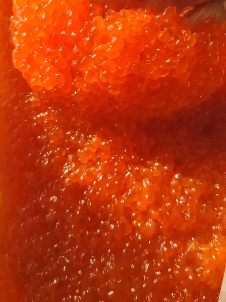 Red caviar in plastic container. Salmon caviar, diet food. — Stock Photo, Image