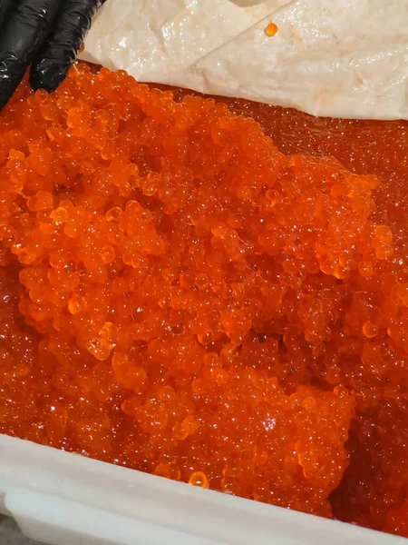Roter Kaviar im Plastikbehälter. Lachskaviar, Diätfutter. — Stockfoto