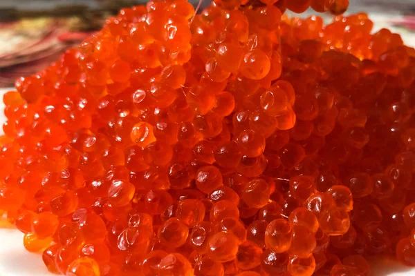 Caviar rojo en el plato sobre la mesa. Caviar de salmón. Nutriti dietético — Foto de Stock