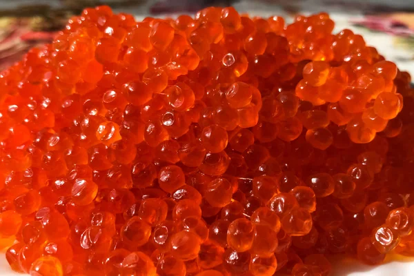 Roter Kaviar auf dem Teller auf dem Tisch. Lachskaviar. Ernährungsnutriti — Stockfoto