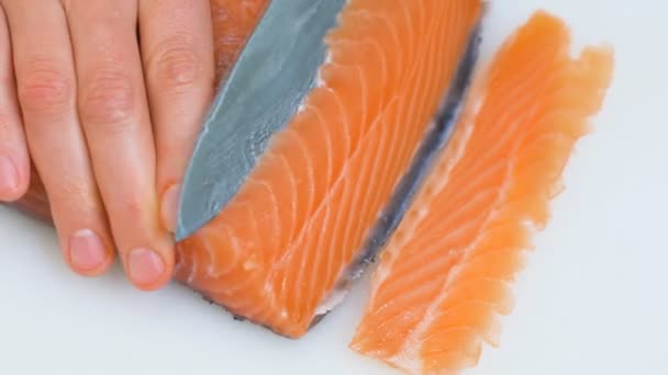 Bir Kasap Somonu Bir Parça Kırmızı Somon Balığı Eti — Stok video