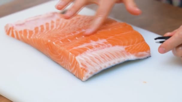 Puxando Pinças Pequenos Ossos Pedaço Peixe Vermelho — Vídeo de Stock