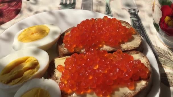 Sanduíche Com Caviar Vermelho Ovos Cozidos Caneca Café Café Manhã — Vídeo de Stock