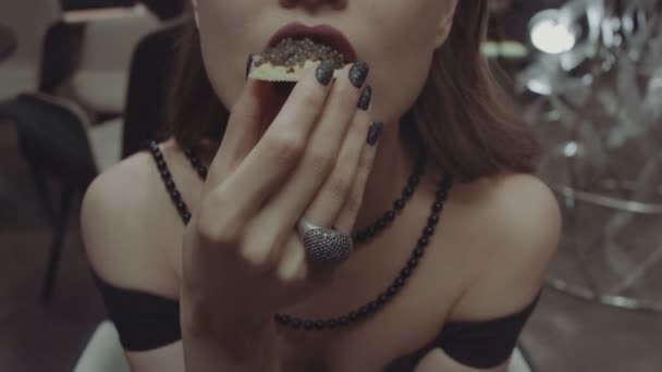 Жінка Їсть Бутерброд Чорною Ікрою — стокове відео