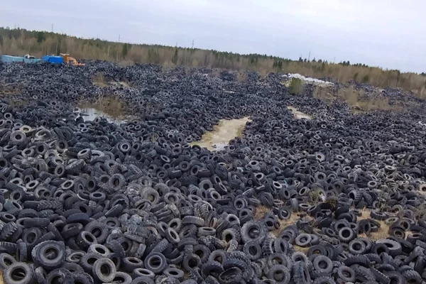 Volcado de neumáticos viejos de ruedas de automóvil. Rueda vieja — Foto de Stock