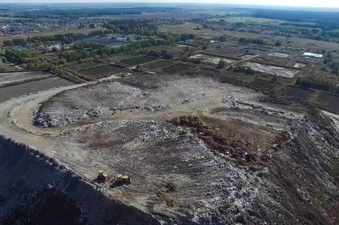 Çöplük, çöplük manzarası. Çöp Doldur.