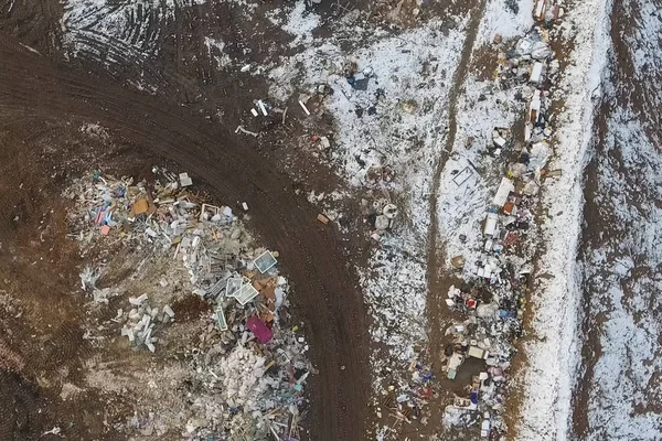 쓰레기 더미, 쓰레기의 맨 위에 보이는 것. 매립지. — 스톡 사진