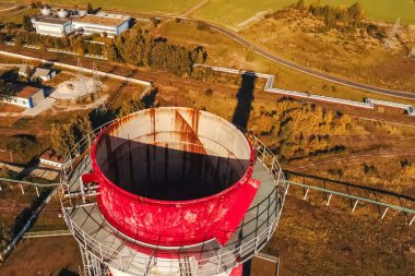 Termik santralin tepesindeki boru. Bir elektrik santrali borusu.