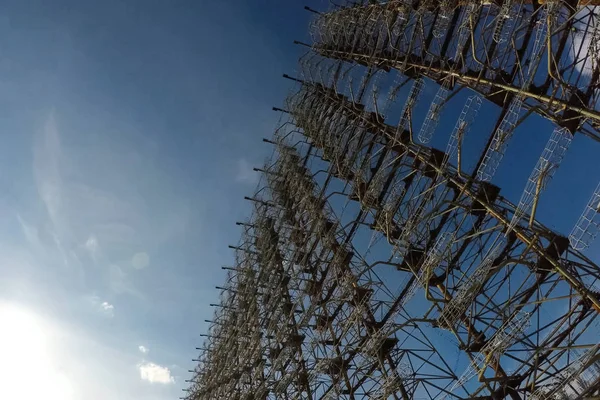 チェルノブイリのレーダーアーク。空の背景に古い崩壊レーダーアンテナ — ストック写真