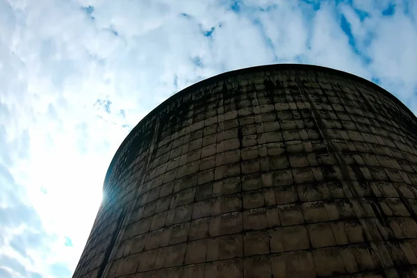 Antigas torres de refrigeração de usina nuclear fechada . — Fotografia de Stock