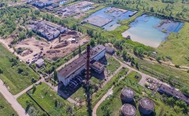 Terk edilmiş eski bir termik santralin inşası ve altyapısı. Yukarıdan görünüm.