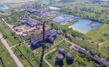 Terk edilmiş eski bir termik santralin inşası ve altyapısı. Yukarıdan görünüm.