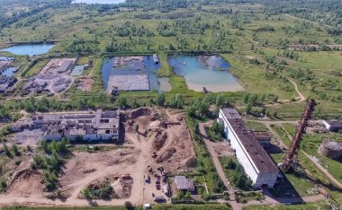 Terk edilmiş eski bir termik santralin inşası ve altyapısı. Yukarıdan görünüm.