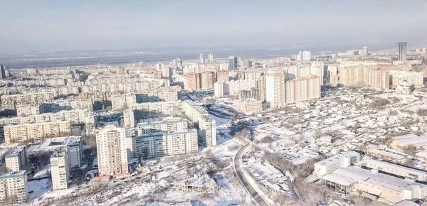 Téli város, toronyház lakófejlesztés, fagy a városban. — Stock Fotó
