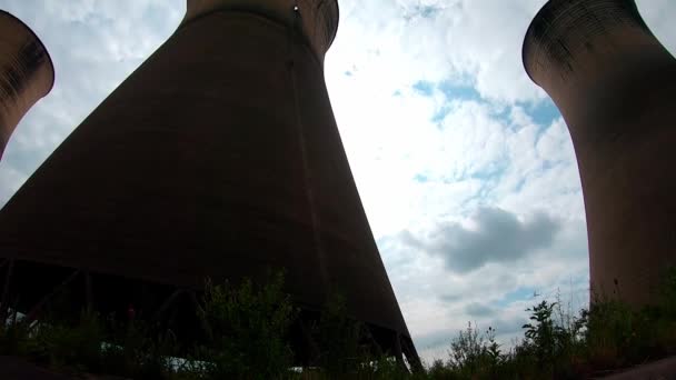 Kapalı Bir Nükleer Santralin Eski Soğutma Kuleleri — Stok video