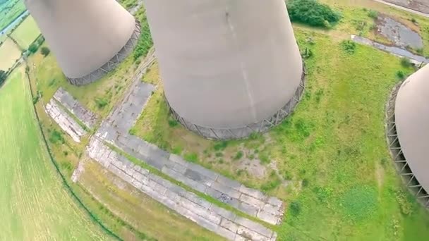 Vecchie Torri Raffreddamento Una Centrale Nucleare Chiusa — Video Stock