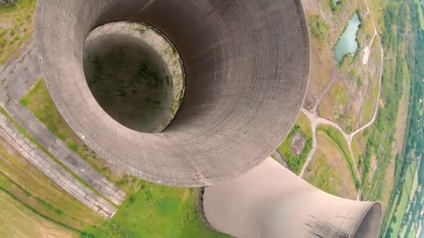 Kapalı Bir Nükleer Santralin Eski Soğutma Kuleleri — Stok video