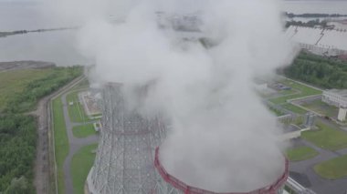 Nükleer enerji santralinin yükselen buhar kuleleri.