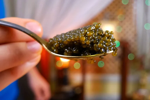 Caviar preto em colher de chá. fundo desfocado . — Fotografia de Stock