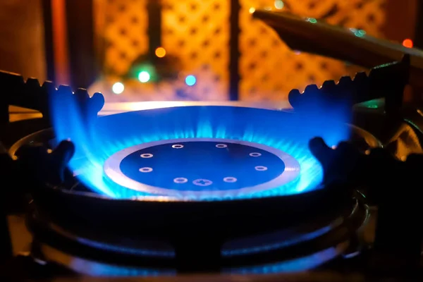 Brennender Gasherd. Blaue Flamme des Gasbrenners. — Stockfoto