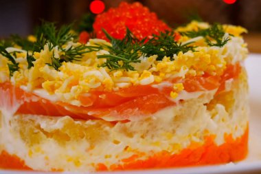 Kırmızı balıklı turta, haşlanmış tavuk yumurtası.