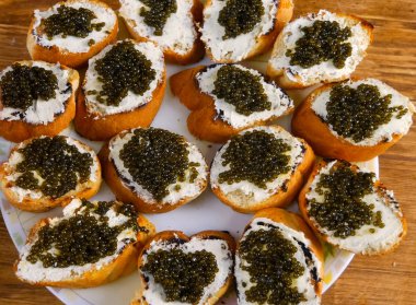 Siyah havyarlı somundan sandviç. Sevgili siyah havyar.