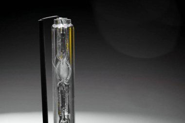 Masada ksenon lamba var. bir ksenon lambasının görünümü.