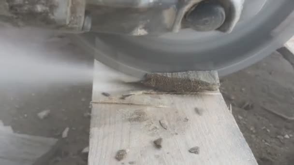 コーナーグラインダーの研磨板の助けを借りて石を切断し — ストック動画