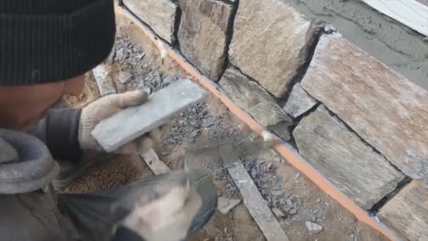 Constructeur Fait Face Sous Sol Une Maison Avec Une Pierre — Video