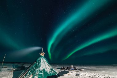 Kuzey gökyüzünde Aurora Borealis. Üst atmosferde hava parçacıklarının iyonlaşması.