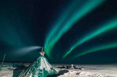 Kuzey gökyüzünde Aurora Borealis. Üst atmosferde hava parçacıklarının iyonlaşması.
