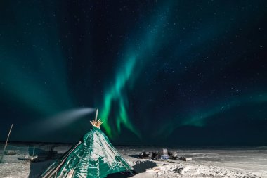 Kuzey gökyüzünde Aurora Borealis. Üst atmosferde hava parçacıklarının iyonlaşması.