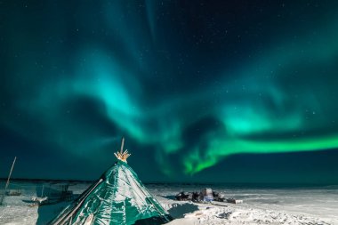 Kuzey gökyüzünde Aurora Borealis. Üst atmosferde hava parçacıklarının iyonlaşması.