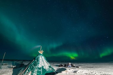 Kuzey gökyüzünde Aurora Borealis. Üst atmosferde hava parçacıklarının iyonlaşması.